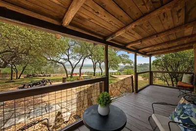 Image de *New Sunrise Lodge - Daybreak Cottage | Lake Views