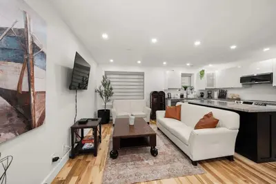 Image de Langley ~ Modern Basement Suite!