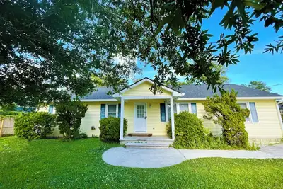 Image de Spacious 4 Bedroom Bungalow - Quiet and Central Location!