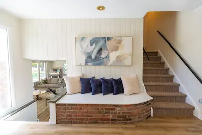 Image de Luxurious, fully renovated 5 bedroom home great indoor & outdoor living spaces
