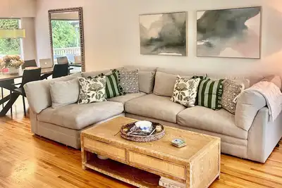 Image de Family friendly home in Edgemont Village North Vancouver-Mountain View’s