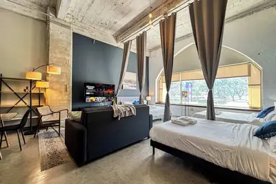 Image de Elegant 2bd | Dt Dallas | Sleeps 10 | Free Parking