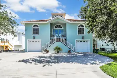 Image de Beachside Fun House Spacious 4-bedroom home with Pool Hot Tub Close To The Beach