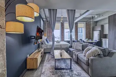 Image de Elegant 3bd | Dt Dallas | Sleeps 14 | Free Parking