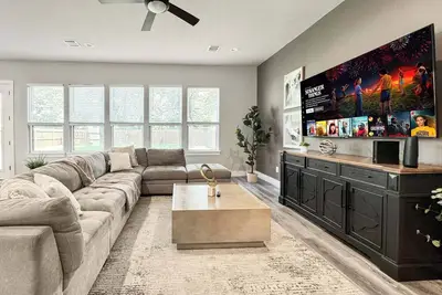 Image de Group-Friendly Gem | Sleeps 12 | Near City Core