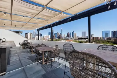 Image de SoCo Dream Stay | Rooftop, Pool, Gym, Central Loc