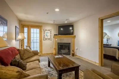 Image de Cozy ski-in / ski-out condo with balconies, ski views, locker, central location