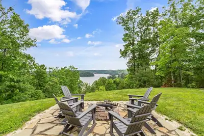 Image de Overlook at Lake James & Black Bear Access offers great lake and mountain views.