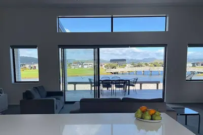 Image de Hosts on the Coast Lake View