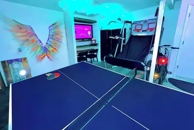 Big, Fun, Clean and Comfy Townhome in Madison