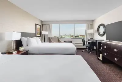 Image de Standard 2 Queens at Crowne Plaza Phoenix Airport - Near Airport with Pool