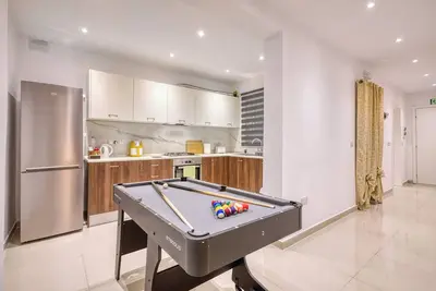Spacious, Fully Equipped 3br Apartment with Ac, WiFi, Pool Table - Central Area