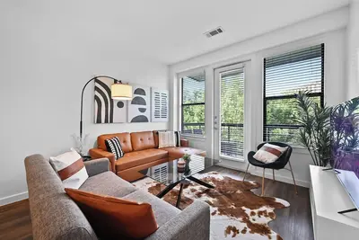Image de SoCo Gem - Pool, Gym, Rooftop, Parking, Walk to Dt