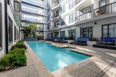 Image de SoCo Getaway - Walk to Downtown • Pool • Rooftop