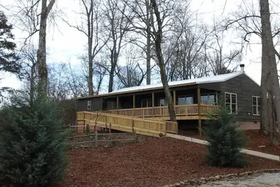 Image de Hummingbird Cabin with a private hot tub!