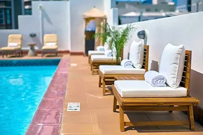 Image de Stylish San Francisco Getaway with Heated Rooftop Pool & City Views