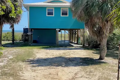 Image de Enchanted Cottage Beachfront – Charming Retreat by the Sea!