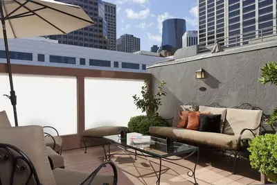 Image de 2 Elegant Units Near the Embarcadero with European Charm