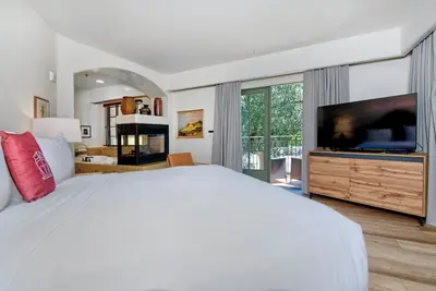 Image de Elegant Room with Free Parking, Balcony & Outdoor Pool Near Santa Cruz