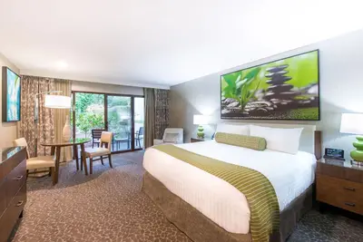 Image de Peaceful Unit with Outdoor Pool, Free Breakfast & Free Parking