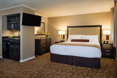 Image de Serene Unit with Heated Pool, Free Parking & Breakfast Near Stanford