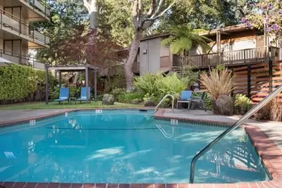 Image de Serene Unit with Outdoor Heated Pool, Free Parking & Breakfast Near Stanford