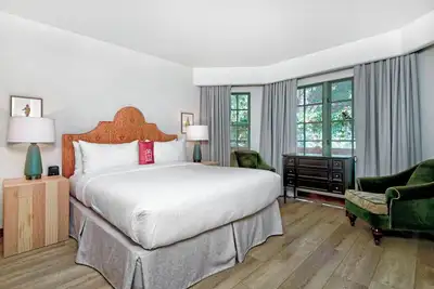 Image de 2 Stylish Room with Outdoor Pool, Balcony & Free Parking in Santa Cruz