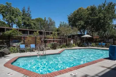 Image de 2 Spacious Unit with Heated Pool, Free Breakfast & Parking Near Stanford