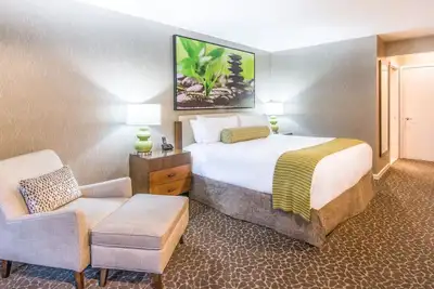 Image de 2 Relaxing Unit with Heated Pool, Free Parking & Breakfast in Palo Alto