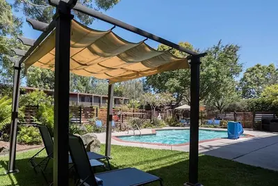 Image de 2 Peaceful Creekside Room with Free Parking, Balcony & Heated Pool