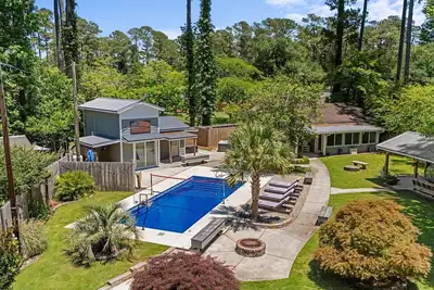 Image de Exclusive Property with Pool, Hot Tub, and Gym