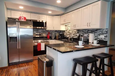 Image de Charming 2-Bedroom Apt. King Bed, Desk, Fast WiFi, A/C, Near Hospitals