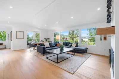 Image de Luxury Home among the trees with views of Mt Tam
