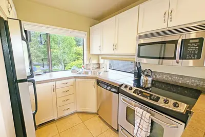 Top Floor, 3Bd, 3Ba Condo near Downtown Bend