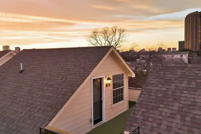 Image de Luxury 3-Story Townhome. Old East Dallas.