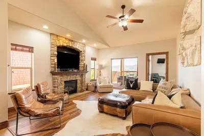 Image de Deer Valley East, Lake Views! Hot Tub, 3 Living Areas! - Perfect for larger groups!