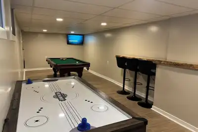 Image de 4- Bedroom Retreat w/ Sauna, Game Room, Patio & Walk to Golf, Bars & Restaurants