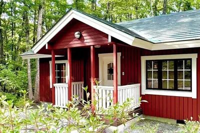 Image de Enjoy a private sauna and authentic charcoal Bbq in the quiet forest of Kita-Karuizawa at the bright red Finland House.