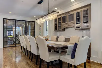 Image de Upscale Buckhead Village Retreat! Events, Golf, Sauna, Near Everything!