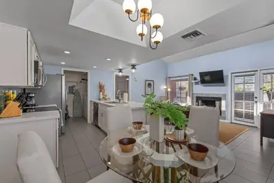 The Tempe Designer Home! Pets stay Free!