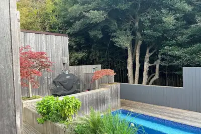 Image de Charming 2-Bedroom Cottage in Fire Island Pines with heated pool!