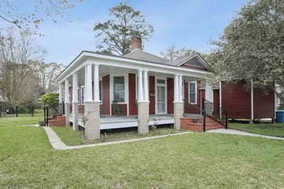 Image de Quaint house in the Historic town of New Roads. Close to everything! !