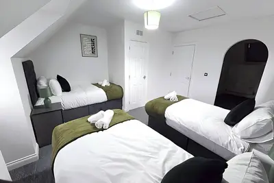 Image de Bilston 3-Bed Town House, Sleeps 9 - Groups