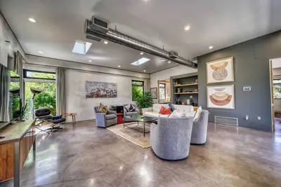 Image de Sedona Views! Hot tub, cold plunge, walk to trails in industrial-chic 2 bdrm