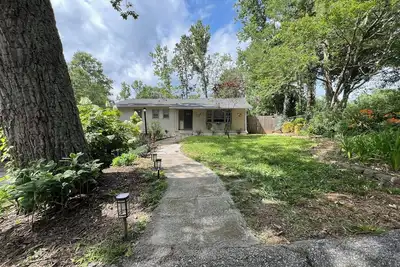 Image de Pet friendly, 3-bedroom home, close to Asheville, WiFi & fully fenced backyard.