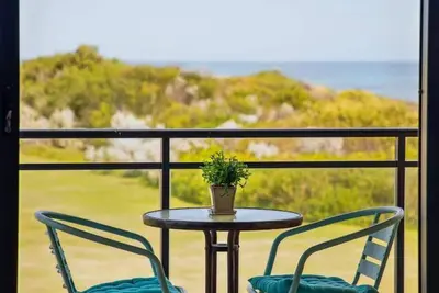 Image de Living on the Ledge, ocean front