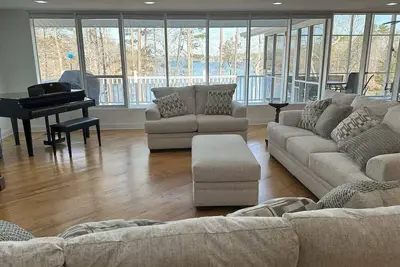 Image de Modern Lakefront Oasis Unwind in Comfort & Style