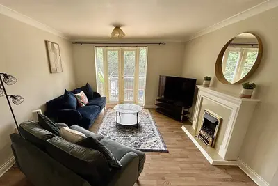 Image de Woking 2-Bed Flat with Balcony, En-Suite and Parking