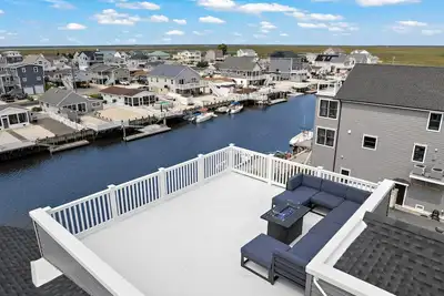 Image de Brand New, Waterfront Beach Oasis with Heated Pool, Hot Tub, & Dock close to Lbi
