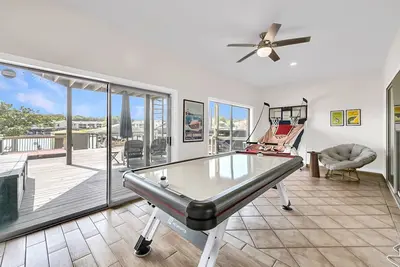 Image de New! Lakeview 4br Townhome | Spacious, Private Hot Tub, Game Room, Family-Friendly